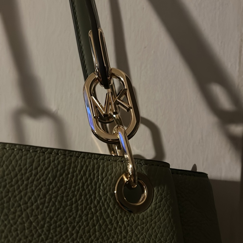 Michael Kors Trisha Large Pebbled Leather Shoulder Bag - Picture 10 of 12